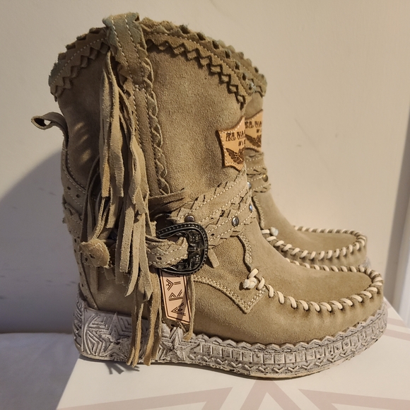 El Vaquero Women's Tan Moccasin Boots - Picture 2 of 10